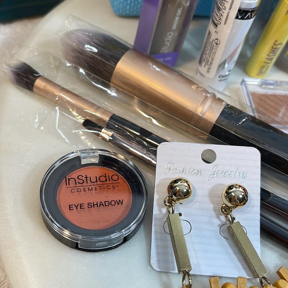 MAKUP - Picture 6 of 10